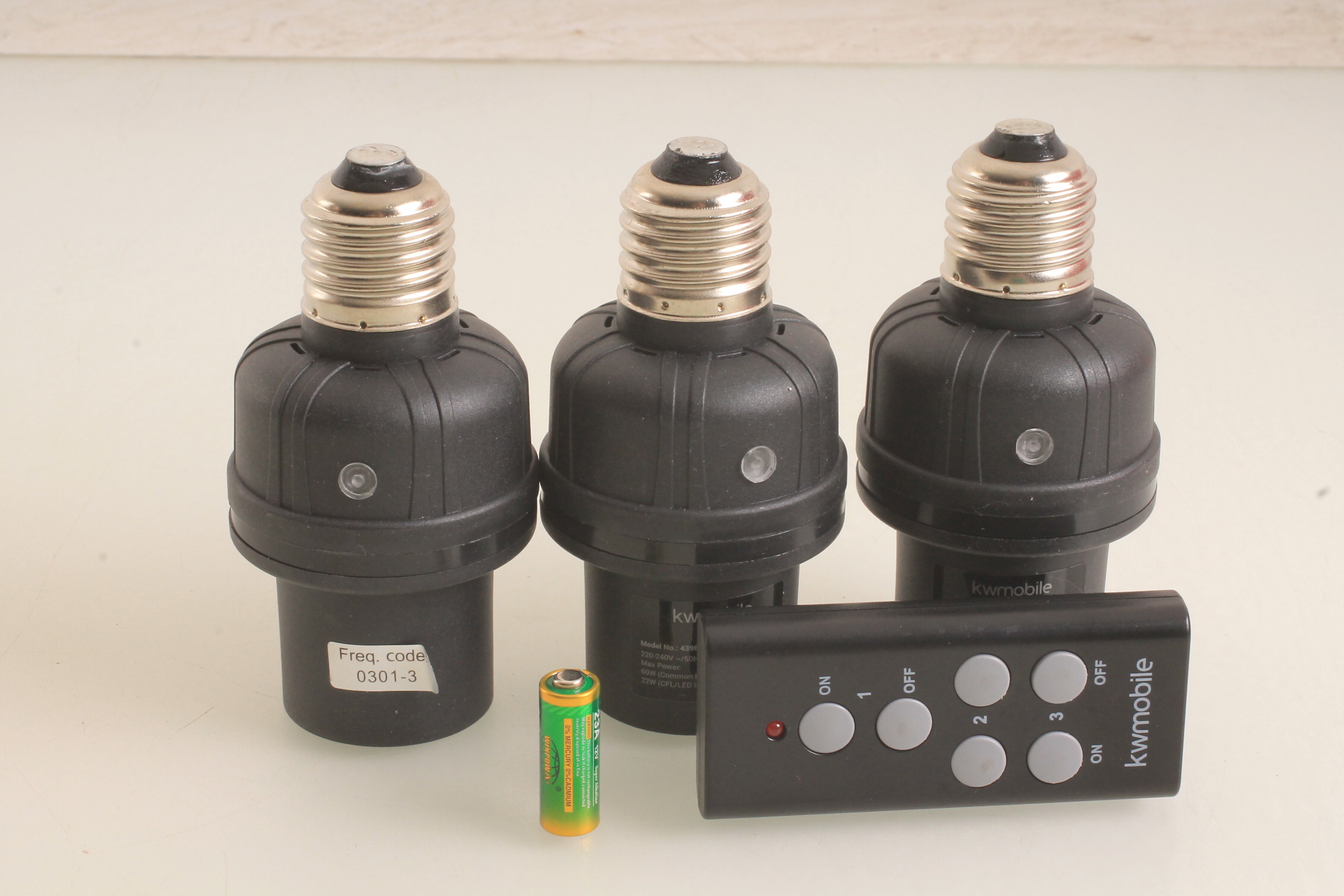 kwmobile 3x Funk Lampenfassung E27-30m Reichweite mit Fernbedienung – E27  Fassung Funkschalter Set für LED Glühbirne Energiesparlampe – Schwarz –  Eurozahler